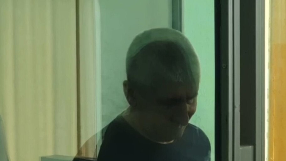 Скрываясь от полиции, взорвал гранаты. Житель Херсонской области приговорен к 18 годам Житель Херсонской области признан виновным в посягательстве на жизнь сотрудников правоохранительных органов, хулиганстве, вандализме и незаконном приобретении и хранении взрывных устройств, сообщила пресс-служба следственного управления Следственного комитета России по Херсонской области. «Следствием и судом установлено, что фигурант весной 2022 года в лесополосе обнаружил несколько боевых гранат, присвоил себе и стал хранить по месту своего жительства. В декабре 2023 года, находясь на одной из улиц города Каховка, нарушая общественный порядок, взорвал одну из гранат, после чего скрылся. С февраля по май 2024 года осужденный нанес на один из памятников и два остановочных павильона различные надписи и рисунки антироссийского содержания», — пояснили в ведомстве. Скриншот видеосъемки пресс-службы следственного управления Следственного комитета России по Херсонской области Читать полностью