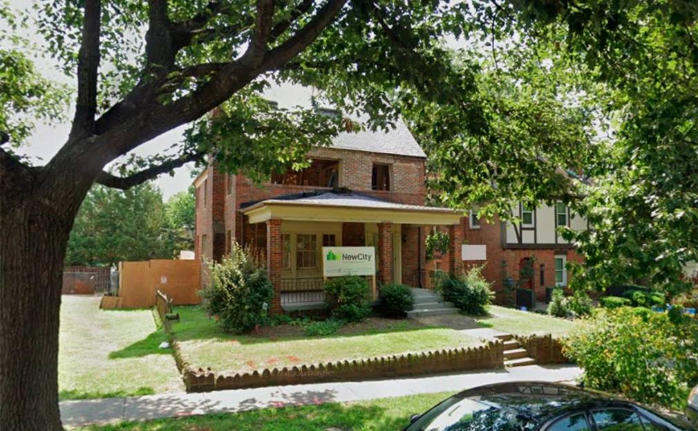 В Вашингтоне выставили на продажу за 3 85 млн дом который стоит напротив посольства России пишет The Washington Post WP и называет его шпионским Здание расположено по адресу 2619 Висконсин авеню его построили в 1935 году и в течение пяти десятилетий там проживала семья итальянских иммигрантов и их потомки В конце 1980 х дом сдали в аренду и появившиеся там жильцы по совпадению сменяли друг друга по восемь часов в сутки пишет газета Местное издание Washingtonian в 2023 году писало что по словам соседей дом десятилетия использовалось ФБР для наблюдения за российским посольством и вероятно перехвата сигналов из него примерно с 1990 го года Местные жители замечали через тонированные окна камеры направленные в сторону дипломатической миссии РБК в Telegram и MAX