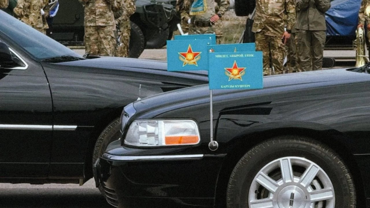 Парад не для всех: казахстанцы не смогут увидеть военный парад 7 мая вживую? Обычные граждане РК смогут увидеть военный парад только по телевизору или на LED-экранах. В Министерстве обороны пояснили, что возможность увидеть парад вживую была у всех желающих 3 и 4 мая — во время генеральных репетиций. «Прямой эфир будет на всех республиканских телеканалах, а также на LED-экранах всех городов и регионов страны. Кроме того, желающие посмотреть парад могли спокойно и свободно пройти на генеральные репетиции 3 и 4 мая». Вопросы ограничений и мер безопасности находятся в ведении других госорганов — службы государственной охраны, МВД и КНБ. «На парад приедут делегации со всех регионов, ветераны, труженики тыла, заслуженные деятели. Очень много желающих. На площади объективно не поместится большое количество людей. Парад просто невозможно будет провести», — добавили в министерстве. Военный парад, приуроченный к 80-летию Победы, пройдёт 7 мая в 11:00 на площади Независимости у монумента «Қазақ елі» в Астане. На его организацию выделили 2,5 млрд тенге. • Фото: Ольга Ибраева «Орда» .