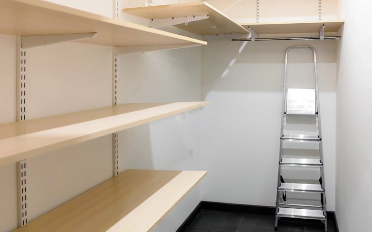 Аналитика Домклик указывает на замедленный рост цен на кладовые помещения в России за 2025 год всего на 5 что с учетом инфляции в 6 означает стагнацию в реальном выражении Объем предложения увеличился на 40 5 к середине января 2026 года по сравнению с январем 2025 го в то время как спрос по ипотечным сделкам снизился на 28 3 Это связано с высокой ключевой ставкой и предпочтением покупателей жилья по льготным программам