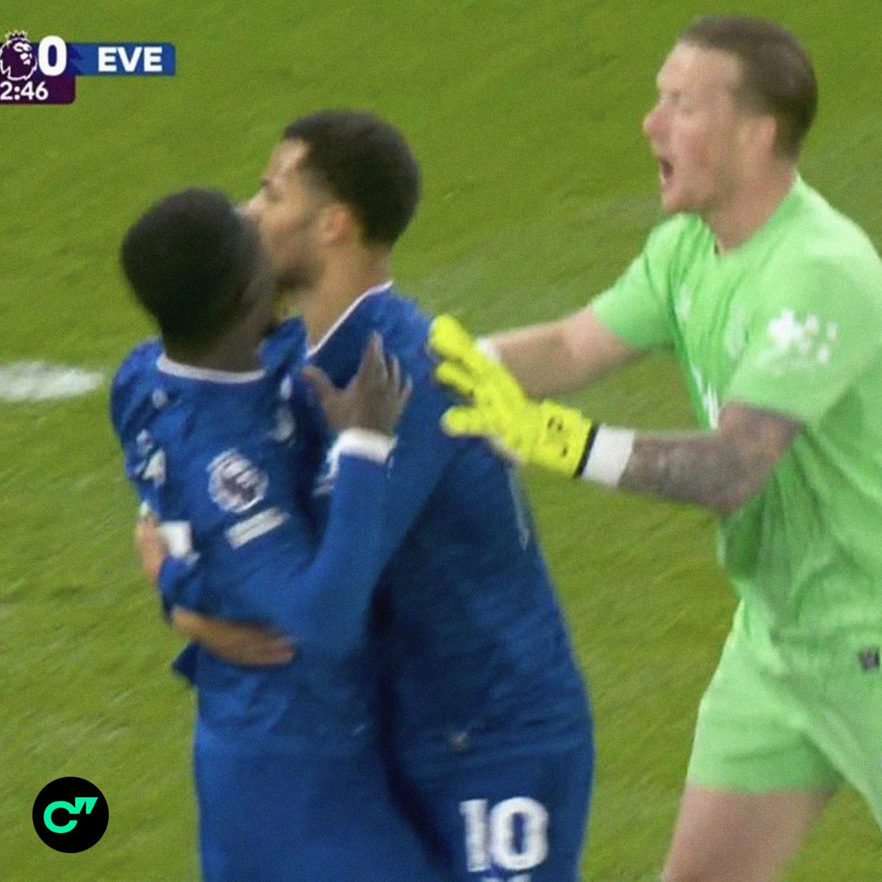 Полузащитник Эвертона Идрисса Гуйе получил прямую красную на 13 й минуте матча с МЮ за то что отпихнул и дал пощечину своему же партнеру по команде Фрибет 7777 рублей