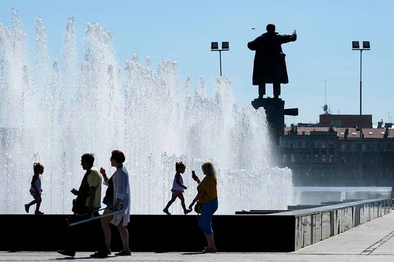 Петербуржцев просят не купаться в фонтанах  В ближайшие дни в Петербурге потеплеет до +28 градусов. Не исключено, что внезапно жаркое лето вызовет желание искупаться в прохладной воде.  Однако «Водоканал» напомнил горожанам, что это не повод купаться в фонтанах. Плескание в чаше может не только привести к травмам, но и к поломке самого оборудования.   : Артём Килькин   : СПб — отдай свой буст нам