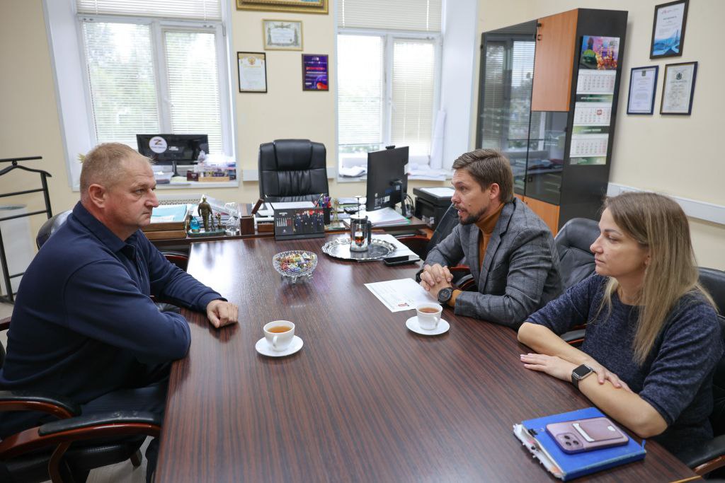 Участники кадровой программы для ветеранов СВО Герои Приморья проходят первый этап работы с наставниками До 14 ноября все 28 курсантов программы работают с руководителями министерств и ведомств главами муниципалитетов теми кто будет делиться своим опытом поддерживать и сопровождать будущих управленцев Как уточнили в правительстве Приморья стажировка для курсантов программы Герои Приморья началась сразу после окончания первого модуля обучения Первый блок стажировки завершится к середине ноября и с 25 ноября участники кадровой программы вновь вернутся к лекциям Напомним что образовательная программа для первого потока Героев Приморья завершится в августе 2026 года По итогу обучения опытные руководители войдут в команду регионального Правительства primpolitical