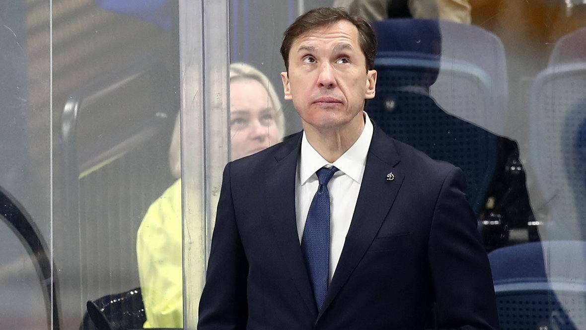 ХК «Сочи» уволил главного тренера команды Вячеслава Козлова и его ассистента Александра Савченковв спустя всего полтора месяца после его назначения на пост. Оба тренера работали в «Сочи» лишь с третьего июня и за это время команда не провела под руководством тренеров ни одного официального матча.  Не только в РПЛ должно быть веселое межсезонье.