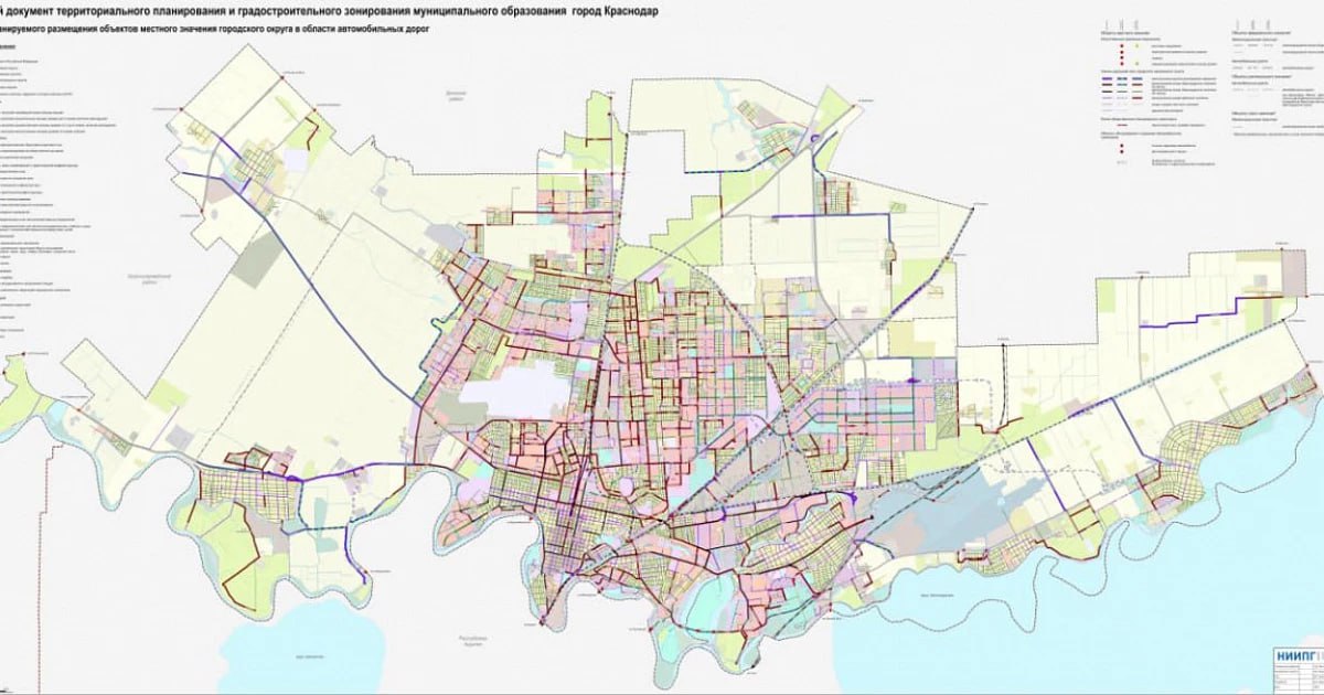В Сети опубликовали новый генеральный план Краснодара – депутат Сафронов  Документ появился на официальном сайте ФГИС ТП; он содержит материалы о планируемом размещение объектов социальной и иной инфраструктуры. Ссылкой на материалы документа 8 октября поделился руководитель фракции КПРФ в городской Думе Александр Сафронов.  В Сети появился проект нового генерального плана города Краснодара. Он был опубликован ООО «Научно-исследовательский институт перспективного градостроительства», который выступает разработчиком планировки территории, на официальном портале Федеральной государственной информационной системы территориального планирования  ФГИС ТП .  Несмотря на то, что датой публикации документа значится 4 октября, местные чиновники сообщать горожанам о его появлении не стали. По крайне мере, ни на официальных информационных ресурсах мэрии, ни на официальных информационных ресурсах городской Думы соответствующая информация до сих пор не опубликована, хотя Министерство экономического развития России, губернатора Краснодарского края Вениамина Кондратьева и руководителей соседних Краснодару муниципальных образований глава города Евгений Наумов о появлении документа оповестить уже успел – всем им вчера были направлены информационные письма об обеспечении доступа к проекту за подписью мэра.  «Администрация, конечно, решила не оповещать жителей о столь малозначительном факте, а вот я рекомендую всем начать знакомиться с документом уже сейчас, чтобы потом не удивляться возможным «неприятным сюрпризам», - написал в своём телеграм-канале депутат Гордумы Александр Сафронов, который и поделился ссылкой на проект нового генплана.  Отметим, что сейчас опубликованный на ФГИС ТП документ имеет внутренний статус «направлен на согласование», а в разделе «Предложения и замечания» пока пустота.  Сами же материалы проекта включают в себя карты, на которых отображено планируемое размещение объектов социальной инфраструктуры, автомобильных дорог, особо охраняемых природных территорий и объектов инфраструктуры общественного транспорта. Также разработчики генплана приводят текстовые обоснования предлагаемых изменений. ____