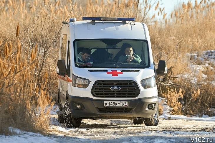 В Волгоградской области охотник случайно подстрелил себя из ружья  Несчастный случай произошел на охоте в Волгоградской области с 67-летним пенсионером. Как сообщили V102. RU в экстренных службах, мужчина поскользнулся и случайно прострелил себе ногу.  - Пенсионер охотился в Жирновском районе примерно в 1,5 км от села Медведица. В настоящее время он находится в больнице Камышина. Ему оказывают всю необходимую помощь, - сообщил собеседник агентства.  Известно, что на охоту мужчина пошел с классической двухстволкой «ТОЗ-34ЕР» 12 калибра.