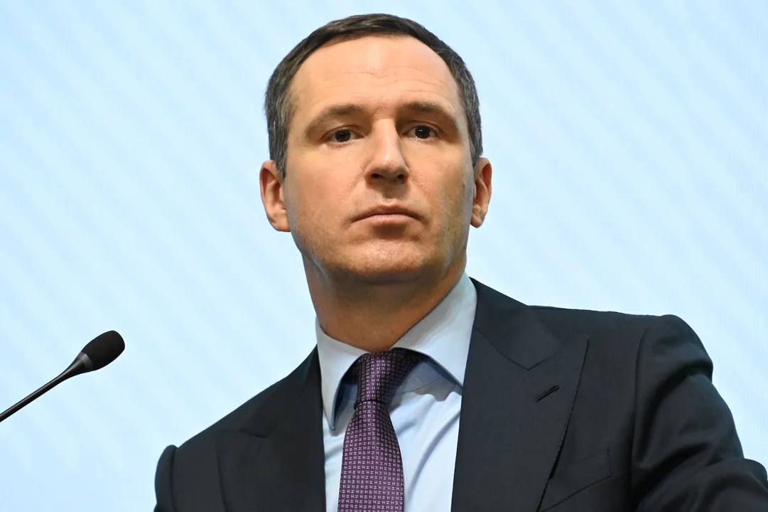 Заместитель министра природных ресурсов и экологии Денис Буцаев может стать преемником экс губернатора Тверской области Игоря Рудени который 29 сентября получил должность полномочного представителя главы государства в Северо Западном федеральном округе По словам источника Коммерсанта в администрации президента его кандидатура обсуждается как вероятная