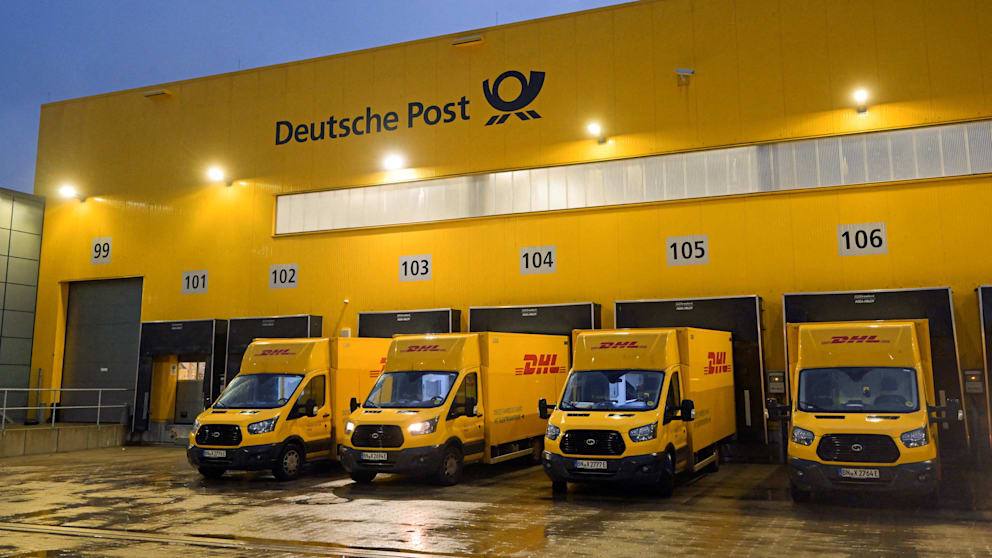 Deutsche Post планирует сократить 8000 рабочих мест в подразделении DHL до конца года  Речь идёт о почтовом и посылочном подразделении DHL в Германии, где занято около 187 000 человек. Недавно почтальоны и курьеры получили повод для радости — новый тарифный договор обеспечил им более высокую оплату труда.  Теперь же для сотрудников наступает тяжёлый момент — будет сокращено около 4% рабочих мест. Компания заверяет, что процесс пройдёт с учётом социальных аспектов. В заявлении, сделанном компанией, объясняется, что цель — сделать компанию более гибкой и эффективной.  Сокращения коснутся и других подразделений глобального логистического гиганта DHL, который в Германии работает под брендом Deutsche Post и по всему миру насчитывает около 600 000 сотрудников.  Рост расходов создаёт серьёзные проблемы для концерна. В прошлом году его выручка выросла на 3% и достигла 84,2 млрд евро, однако операционная прибыль упала на 7,2% до 5,9 млрд евро. Программа экономии должна снизить затраты более чем на 1 млрд евро.  По данным компании, подразделение Post & Paket Deutschland, отвечающее за почтовую и посылочную доставку, заработало около 17,3 млрд евро — это рост на 2,7%. Однако операционная прибыль упала на 5,6 % и составила 821 млн евро.  Почтовое направление в Германии давно стало проблемным для глобального концерна. Гораздо более прибыльными являются другие сферы деятельности — например, экспресс-доставка, которой компании пользуются для пересылки срочных грузов и документов. Больше дохода приносят также услуги по управлению цепочками поставок и грузовые перевозки. Однако даже эти сегменты столкнулись с негативными последствиями ухудшения экономической ситуации и геополитических конфликтов.  Менеджмент DHL сдержан в прогнозах на будущее. В компании ожидают, что экономическая ситуация останется сложной. «Мы по-прежнему исходим из того, что макроэкономическая обстановка будет сдержанной», — заявили в руководстве. «Мы прогнозируем нестабильную ситуацию в мировой политике и экономике и в 2025 году», — отметил глава концерна Тобиас Мейер.