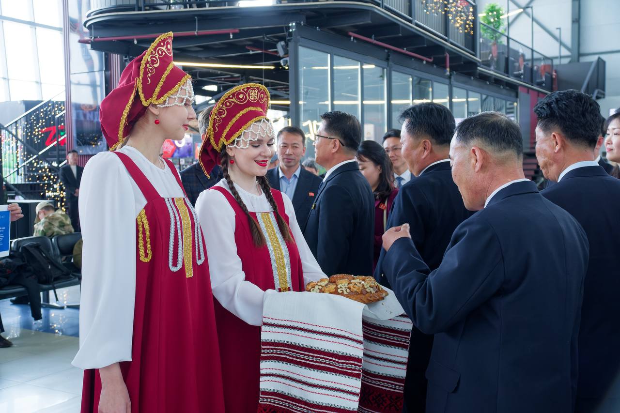 Встретили участников Первого форума ректоров России и КНДР! 21 мая на площадке ДВФУ пройдет первый в истории Форум ректоров университетов Российской Федерации и Корейской Народной-Демократической Республики. Событие объединит более 70 руководителей ведущих вузов двух стран, а его участниками станут ректоры и проректоры 30 крупнейших университетов России и 10 — КНДР. Корейская делегация уже прибыла во Владивосток, а встретили ее проректор по международным отношениям Евгений Власов и студенты ДВФУ. Добро пожаловать, друзья!
