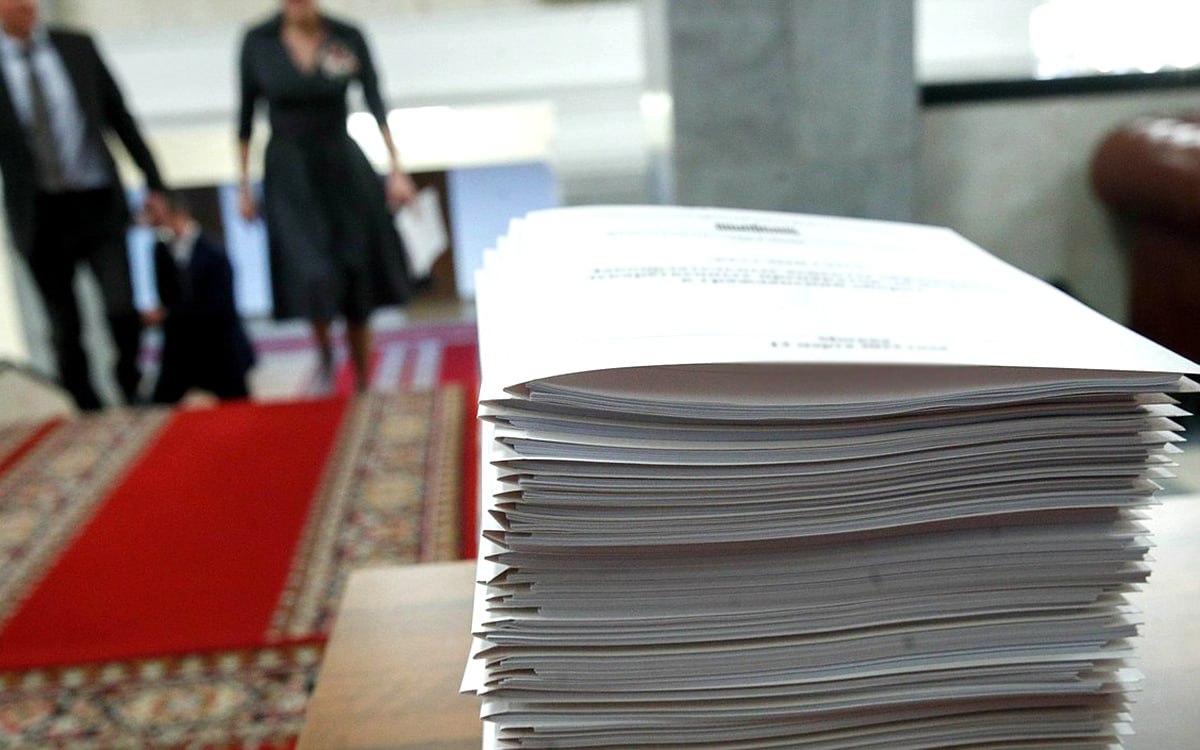 В декабре вступят в силу изменения в некоторые законы и нормативные правовые акты Утильсбор для ввоза автомобилей будет рассчитываться по новому С 1 декабря начнет действовать новый порядок расчета утилизационного сбора для ввоза автомобилей На базовую ставку которая по прежнему составляет 20 тыс рублей теперь будет умножаться коэффициент в зависимости от мощности двигателя авто Если она превышает 160 лошадиных сил придется платить по ставкам сопоставимым с коммерческими от 1 до 2 миллионов рублей и выше Для автомобилей же с движком менее 160 л с ввозимых для личного пользования льготы сохранятся В данном случае новые машины будут облагаться как и прежде суммой в 3 4 тыс рублей а автомобили старше трех лет 5 2 тыс рублей Установка кондиционера с согласия других жильцов С 1 декабря в Жилищном кодексе РФ вводятся новые требования к использованию общедомового имущества многоквартирных домов Установка кондиционеров спутниковых антенн и другого оборудования на фасадах теперь возможна только с согласия большинства жильцов Второе существенное изменение сдача подвалов и чердаков сторонним лицам возможна лишь с одобрения двух третей собственников МКД Биометрия для мигрантов при въезде и выезде из России С 1 декабря стартует первый из двух этапов цифровизации миграционного учета Теперь иностранцы которые въезжают или выезжают с территории России через аэропорты Шереметьево Домодедово Внуково Жуковский а также через автомобильный пункт пропуска Маштаково в Оренбургской области будут сдавать биометрию в пунктах пропуска Потребуется сделать цифровую фотографию лица и зафиксировать папиллярные узоры пальцев рук Электронные паспорта для удостоверения личности в банках В декабре начинается новый этап внедрения электронного паспорта который также называют Цифровым ID Это QR коды при помощи которых можно удостоверять личность Теперь россияне смогут использовать цифровой документ для подтверждения личности в банках и других финансовых организациях во время личного визита Штрафы за летнюю резину Третий год в России действует постановление Правительства РФ по которому с 1 декабря и до конца февраля вводится запрет на использование летней резины колес автомобилей Подробный разбор новелл в обзоре Татар информа Дорогой утиль на мощные авто и биометрия для мигрантов гид по новым законам в декабре Подпишитесь на iatatarinform Читайте нас в MAX