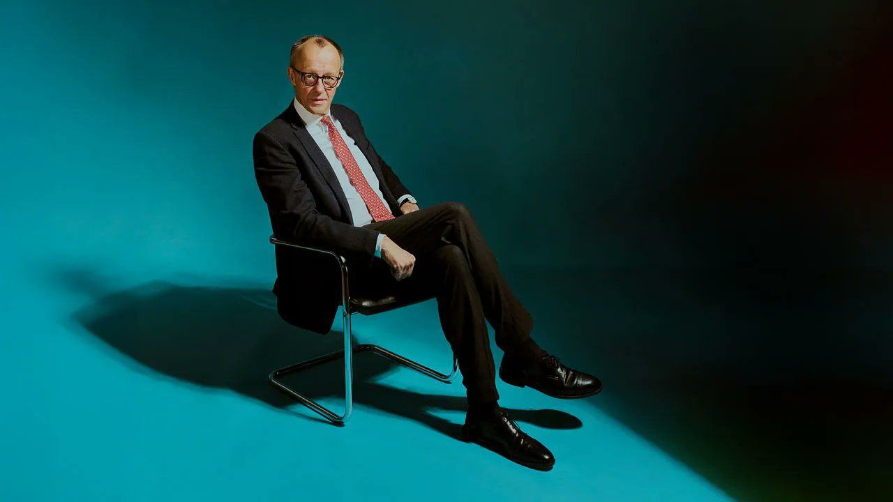 Германия переживает самый тяжелый кризис в промышленности со времен поражения во Второй мировой Модель экономики державшаяся на экспорте терпит крах Промпроизводство падает 4 года подряд что уже хуже чем было в кризис 2008 года Сокращения в автомобилестроении коснулись 49 тысяч человек только за последний год это 5 от всех занятых в этом секторе Рост экономики нулевой что ниже среднеевропейского показателя хотя еще недавно именно Германия была драйвером экономики Европы Госдолг вырос до уровня 65 ВВП Все правильно Продолжайте антироссийские санкции Назло Путину во вред немецкой экономике Подписаться