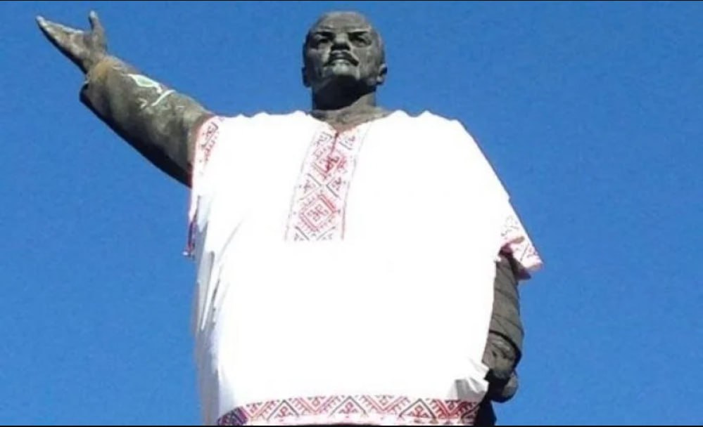 #прекрасное КПРФ внесла в Госдуму законопроект об увековечивании памяти Владимира Ленина. Согласно документу, названные в честь него улицы и другие топонимы нельзя будет переименовывать. Кроме того, запрещается ликвидация Мавзолея. В пояснительной записке к документу утверждается, что ликвидация памятников Ленину «является началом неонацистского переворота и откровенной русофобии». В качестве доказательства этого тезиса приводится пример современной Украины. По предложенной коммунистами инициативе, физические и юридические лица, допускающие ликвидацию и переименование объектов, связанных с именем вождя, должны будут нести за содеянное суровое наказание.