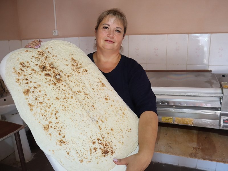 Производство лавашей наладила жительница Благовещенского района благодаря соцконтракту Наталья Недрова увлекалась выпечкой уже давно В мае этого года она получила социальный контракт на открытие собственной пекарни На 350 тысяч полученные от государства она приобрела каталку с двумя валами печь для лепешек и морозильную камеру Ежедневно Наталья Недрова выпекает 350 400 лавашей По торговым точкам продукцию развозит сама пишет Минсоцзащиты Алтайского края В нашем районе лаваши в таком объеме больше никто не производит Конечно много заводского но он не такой тоненький и прочный как тот что выпекаю я делится предприниматель