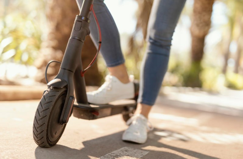 На Ставрополье проведут голосование по ограничению электросамокатов Голосование пройдет на платформе обратной связи портала Госуслуги Проголосовать можно до 4 февраля Глава региона Владимир Владимиров уже проводил опрос о запрете электросамокатов в своем Telegram канале летом 2025 года Большинство голосов было за то чтобы оставить все как есть Однако время показывает что ситуация на дорогах и тротуарах не становится проще Повлиять на нее позволит краевой закон Он сейчас в разработке рассказал губернатор Freepik