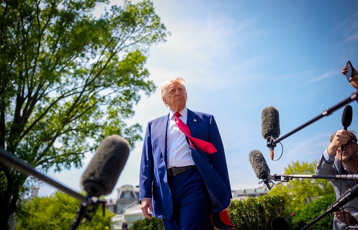 Президент США Дональд Трамп, комментируя подписание соглашения с Украиной по добыче полезных ископаемых, заявил, что надеется получить от сделки больше, чем $350 млрд, потраченных предыдущей американской администрацией на поддержу Киева."Мы заключили сделку, по которой теоретически получаем гораздо больше, чем $350 млрд", - сказал президент в эфире News Nation.Он добавил, что сделка представляет собой расплату за $350 млрд, которые "Байден передал им".В ответ на вопрос о содержании разговора с украинским президентом Владимиром Зеленским в Ватикане, Трамп сообщил: