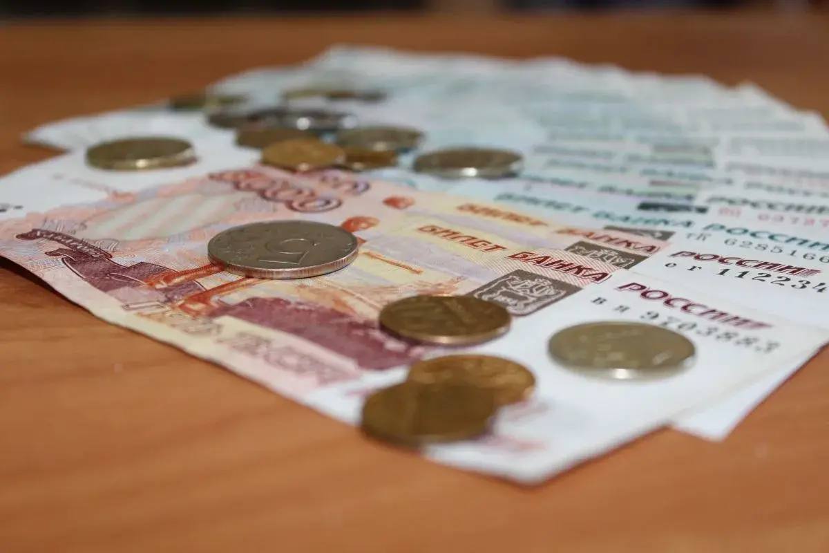 Зарплата россиян превысила 100 тыс рублей и может еще вырасти до конца года Средняя зарплата в России превысила 100 тысяч рублей В России средняя номинальная зарплата составила 103 2 тысяч рублей по данным на июнь 2025 года до конца года можно ожидать роста этого показателя на 3 4 сообщила ТАСС профессор кафедры государственных и муниципальных финансов РЭУ им Г В Плеханова Юлия Финогенова Она отметила что начисленная в июне 2025 года зарплата почти на 16 выше данных прошлого года Эксперт указала что медианная зарплата считается более точным показателем Он означает что условно всех работников делят на две равные части первая половина получает больше этого уровня вторая меньше В июне медианная зарплата достигла 66 2 тысячи рублей увеличившись с начала года на 14 5 Реальный рост медианной зарплаты с учетом инфляции в 3 8 за первое полугодие составил 10 7 При этом темпы постепенно замедляются Фото ТЕЛЕПОРТ РФ ТЕЛЕПОРТ РФ здесь все об Амурской области  Мы в МАХ  Написать нам