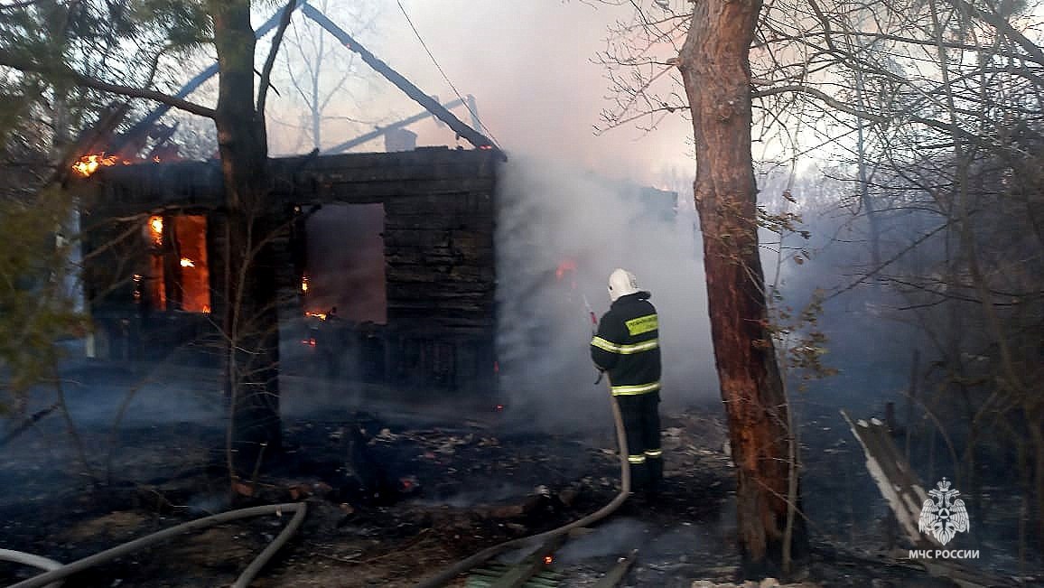 Штраф до 50 тысяч рублей грозит виновнику пожара в с Доброе ЕАО Житель села Доброе затопил печь и уснул Спустя время он проснулся и увидел что дрова которые он сложил на предтопочный лист рядом с печью в нарушение требований пожарной безопасности загорелись Мужчина скрылся с места происшествия Подробнее по ссылке   riabir ru 470486