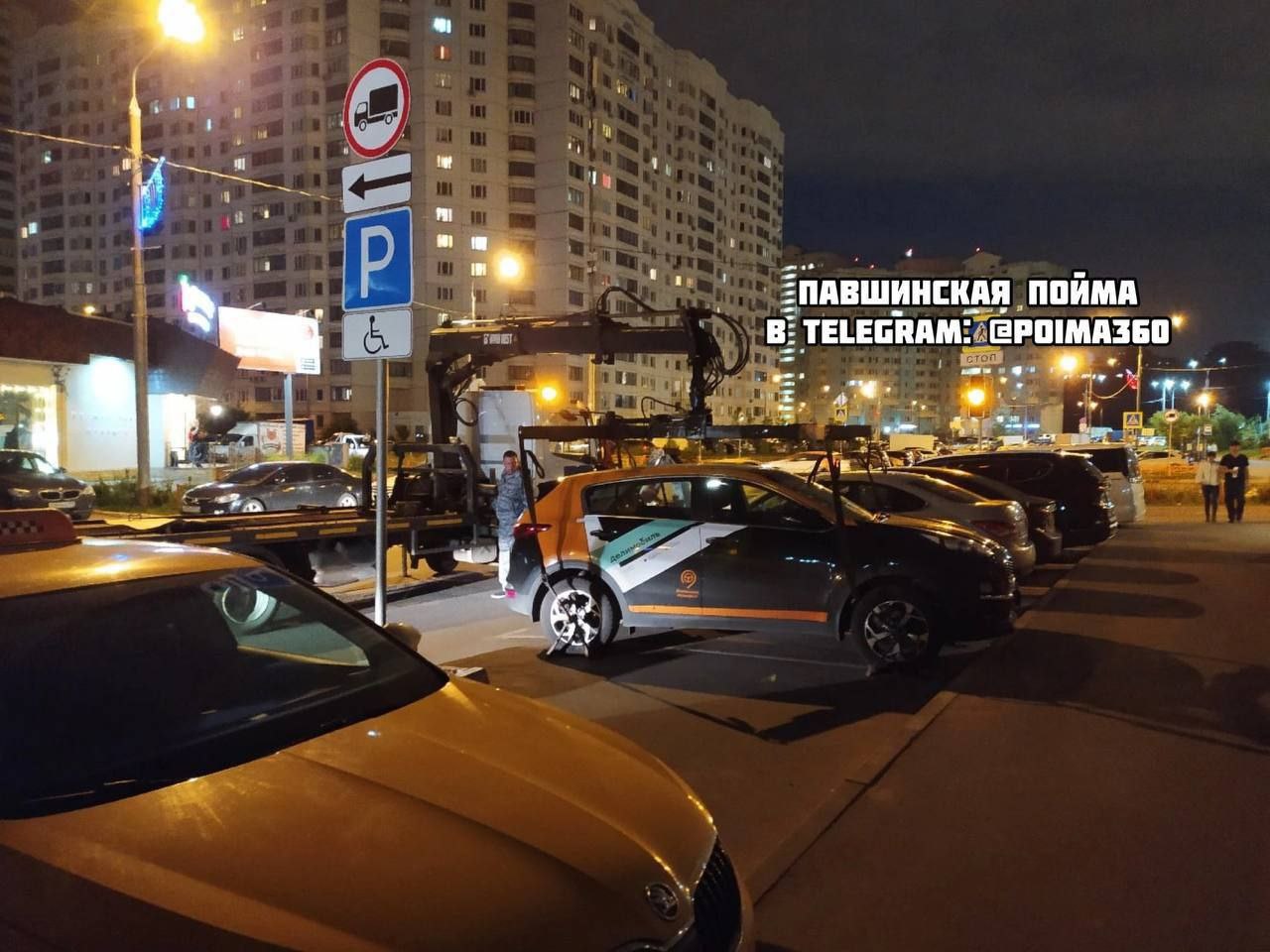 В Красногорске более 30 водителей оштрафовали за нарушение правил парковки С начала мая 36 владельцев автомобилей были привлечены к административной ответственности за нарушение правил парковки во дворах города. Об этом сообщили в пресс-службе администрации Красногорска, ссылаясь на данные Министерства по содержанию территорий и жилищному надзору Московской области. За этот период на территории региона зафиксировано свыше 400 подобных нарушений: в 236 случаях машины мешали вывозу мусора с контейнерных площадок, а в 169 — были припаркованы на газонах. Размер штрафов за такие правонарушения составляет от 1 тысяч до 5 тысяч рублей. Жители могут самостоятельно сообщать о проблемах через портал «Добродел», раздел «Народный инспектор». Для этого достаточно зафиксировать нарушение на видео, указать номер автомобиля и отправить сообщение. После проверки информация направляется в Министерство по содержанию территорий и жилищному надзору Московской области. Подпишись:
