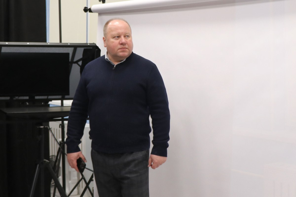 Из Красносельского в Центральный Замглавы района Тимофеев сменил начальника Бывший заместитель главы Красносельского района Сергей Тимофеев перешел на работу в администрацию Центрального района на похожую должность Как рассказали ЗАКС Ру в пресс службе администрации чиновник приступил к работе в новом качестве 31 октября За последние годы Тимофеев успел поработать на руководящих должностях в нескольких ведомствах Смольного Некоторое время он трудился в комитете по образованию В начале 2023 года перешел на должность заместителя главы Василеостровского района Позже в администрацию Красносельского района Центральный район стал для него четвертым ранее он проработал около восьми лет в Калининском районе Отметим в сентябре 2025 года Центральный район покинул Максим Романцов который руководил администрацией в качестве временно исполняющего обязанности Сейчас главой с приставкой врио является Александр Векслер Фото Администрация Петербурга