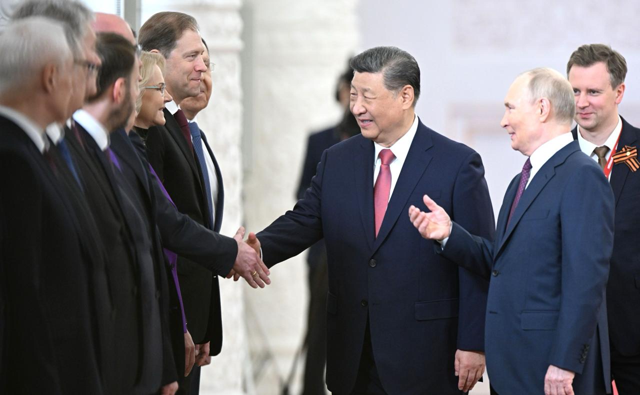 В Кремле проходит встреча Владимира Путина и Си Цзиньпина. Главное: Путин: — Россия и Китай развивают отношения во благо народов двух стран, а не против кого-то, они носят равноправный и неконъюнктурный характер — Принесённые народами России и Китая жертвы во Второй мировой войне никогда нельзя забывать — Парадный расчёт военнослужащих из Китая, который примет участие в военном параде 9 мая, будет самым большим из иностранных Путин заявил, что с благодарностью принял приглашение посетить Китай на празднование юбилея победы над милитаристской Японией. Си: — Китай и Россия укрепляют политическое взаимодействие. Это демонстрирует устойчивую динамику российско-китайских отношений — Москва и Пекин будут вместе отстаивать правду об истории Второй мировой войны — Китай и Россия ценой тяжёлых потерь одержали победу во Второй мировой войне и внесли исторический вклад в дело мира — Развитие китайско-российских отношений является императивом для продолжения многовековой дружбы двух народов