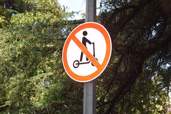 Новые запреты для электросамокатов ввели в Сочи.  Теперь самокаты нельзя оставлять или завершать поездку вблизи школ и детских центров — запрет действует в радиусе 100–200 метров для безопасности детей.    Также в городе выделили 37 зон, где использование самокатов полностью запрещено, а также 47 зон с ограниченной скоростью.    Подписаться   Прислать новость