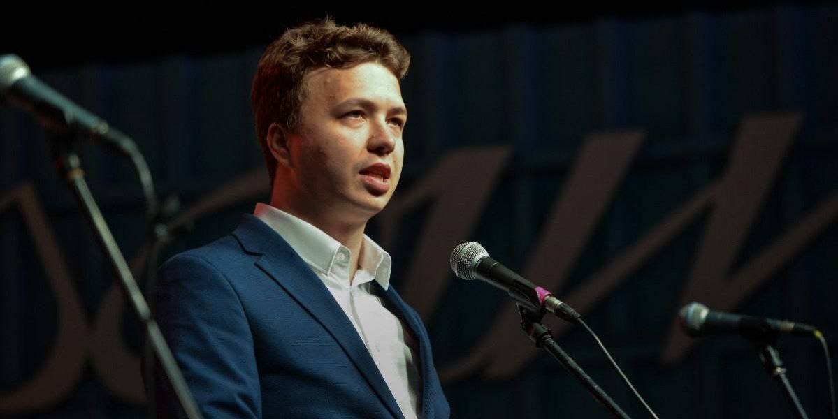 А он не наш оппозиционер Мы не задерживали оппозиционера Считавшийся оппозиционером Роман Протасевич является сотрудником белорусской разведки Лукашенко Лукашенко заявил что Протасевич выдавал себя за представителя беглой белорусской оппозиции а перед задержанием в минском аэропорту где самолет с ним приземлился после сообщения о минировании следовал на задание из Греции Президент Белоруссии напомнил что история с самолетом и задержанием Протасевича привела к введению санкций против республики Подпишись RogandarNEWs мы в MAX