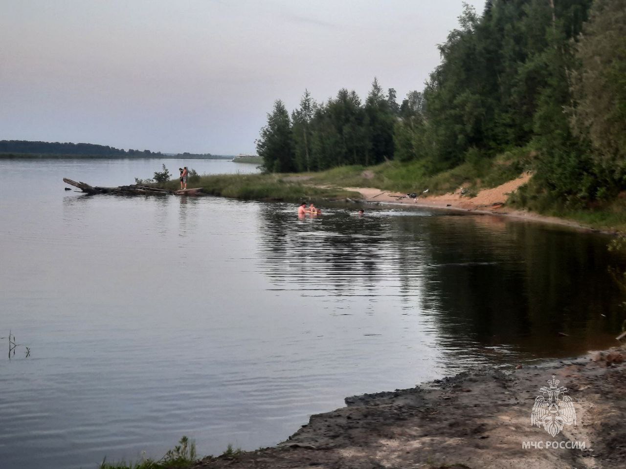 Опасный сезон: число происшествий на воде в Югре продолжает расти На реке Конда в районе старого причала посёлка Междуреченский утонул мужчина 1981 года рождения. По предварительным данным, компания распивала спиртное на берегу, после чего мужчина зашёл в воду и исчез. Поисковые работы продолжаются. На утро 13 июня запланирован выезд водолазов КУ «Центроспас-Югория». Это уже не первый подобный случай. 1 июня в Ханты-Мансийске мужчина также зашёл в воду и погиб. С начала 2025 года в Югре зарегистрировано 19 происшествий на воде, 13 человек погибли. МЧС России в очередной раз напоминает: не заходи в воду в состоянии опьянения; не купайся в неустановленных местах; не отплывай далеко от берега; не ныряй в незнакомых местах; отдыхая с друзьями — следите друг за другом; сохраняй ответственность — и пусть отдых будет безопасным. МЧС ХМАО-Югры #МЧСЮгры #МЧСХМАО #Происшествие #МЧСРоссии
