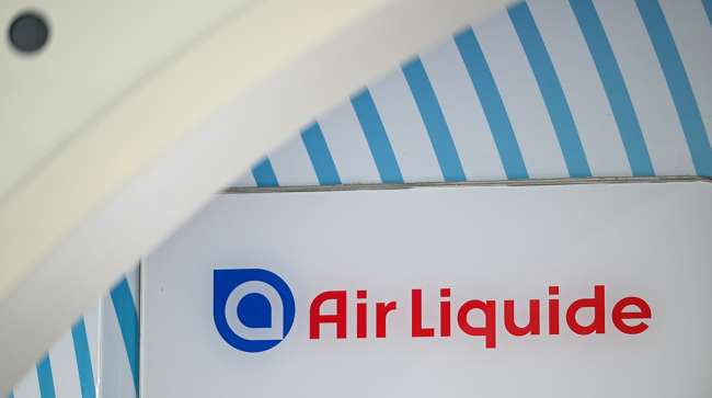 Air Liquide SA договорилась о покупке DIG Airgas за 2 85 млрд евро 3 3 млрд долларов США в рамках расширения своего бизнеса в Южной Корее Согласно заявлению от 22 августа французский производитель промышленных газов приобретает частную компанию Macquarie Asset Management Компания заявила что DIG начнет вносить свой вклад в прибыль Air Liquide уже через год после интеграции Air Liquide заявила что это приобретение усилит её деятельность в сфере промышленных газов в Южной Корее особенно в таких развивающихся областях как производство полупроводников и аккумуляторных батарей Годовой оборот DIG составляет 510 миллионов евро компания насчитывает почти 550 сотрудников и 60 заводов в Южной Корее работающих во всех основных промышленных зонах