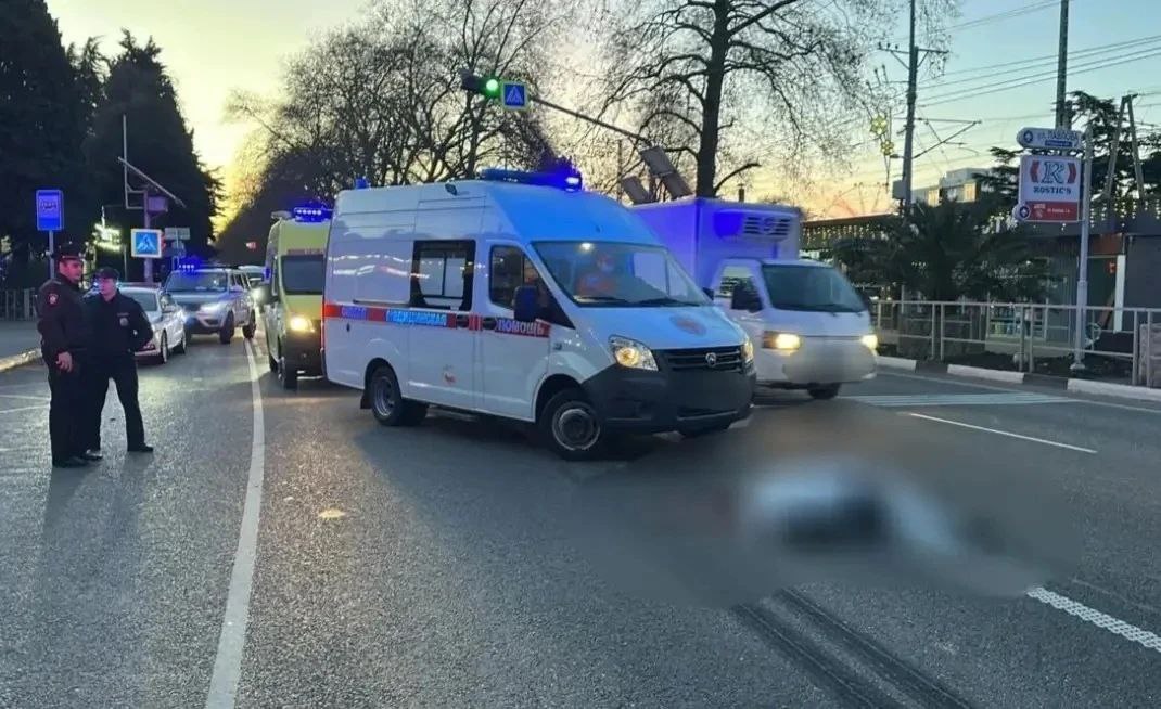 Mercedes сбил двоих пенсионеров на зебре один из них погиб 76 летние мужчины переходили дорогу в Лазаревском районе Сочи Они пересекали проезжую часть по пешеходному переходу на зелёный сигнал светофора 39 летний водитель грузового Mercedes решил проскочить на красный и сбил пенсионеров Один мужчина погиб Второго пострадавшего госпитализировали Фото mvd 23   Быть в курсе Мы в MAX