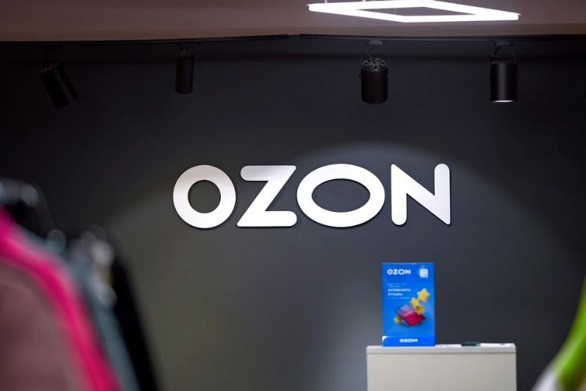 Ozon опроверг информацию о принудительном списании чаевых сотруднику ПВЗ OZON Как рассказали в маркетплейсе во время оформления по умолчанию будет стоять отметка в графе с суммой указанной ранее для чаевых Это сделано для удобства чтобы не вводить постоянно карту и сумму Однако если покупатель не захочет оставлять чаевые он может выбрать графу Без чаевых При этом клиент в случае их отправки может отменить данную операцию в течение 15 минут jkinvest news jkinvest