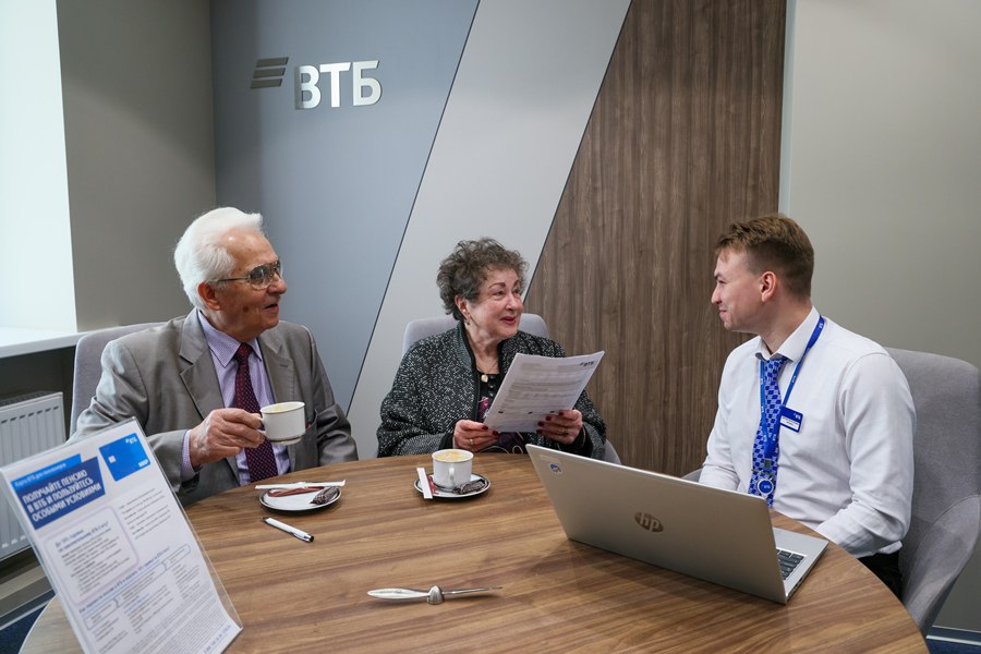 ВТБ самозапреты спасают клиентов от потерь на 300 млн рублей ежемесячно ВТБ оценил эффективность механизма самозапрета на потребительские кредиты ежемесячно новый сервис помогает клиентам сохранять около 300 млн рублей блокируя нежелательные займы и снижая риски мошенничества По состоянию на начало декабря инструментом воспользовались около 5 заемщиков обратившихся за кредитами По прогнозам банка в следующем году показатель сохранится на этом же уровне Об этом в преддверии 16 го Инвестиционного форума ВТБ РОССИЯ ЗОВЕТ сообщил старший вице президент руководитель департамента продуктов розничного бизнеса ВТБ Алексей Охорзин   kuzzbas ru news finance 77693 html