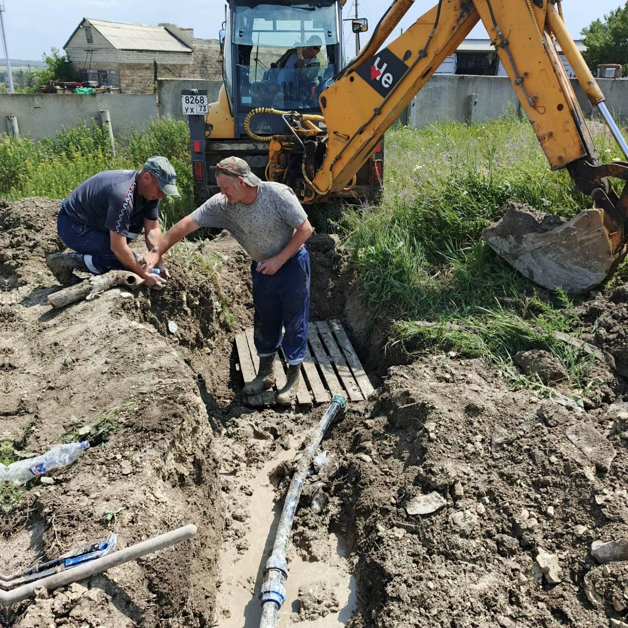 Коммунальщики из Ульяновской области провели восстановительные работы на сетях ЖКХ в Лутугинском муниципальном округе  Ульяновские коммунальщики провели ремонтные работы на сетях водоснабжения и канализации в населенных пунктах Лутугинского муниципального округа.   - Сигнал поступил из Роскошного. Жители пожаловались на перебои с водоснабжением. Специалисты выехали на место и обнаружили порыв на водопроводных сетях. Поврежденный участок оперативно заменили, полностью восстановив подачу воды. Здесь же на улицах Ленина и Комарова устранили засоры и промыли канализацию. Также на канализационных сетях работали в Лутугино. На улицах Гагарина, Спортивной, Куйбышева, Ленина, на проспекте Мира прочистили засоры и промыли систему, - рассказали ульяновские ремонтники.
