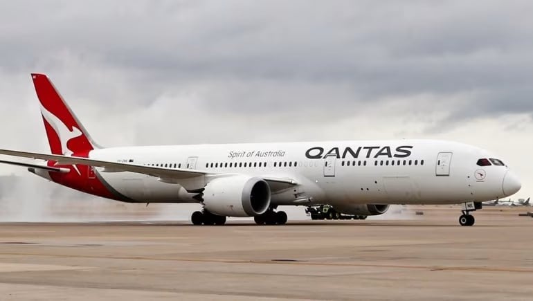 Qantas приходится задерживать рейсы из-за падения частей ракет SpaceX  Австралийский перевозчик был вынужден корректировать рейсы между Сиднеем и Йоханнесбургом из-за угрозы входа в атмосферу частей ракет над южной частью Индийского океана.   Авиакомпания, обслуживающая эти маршруты с 1950-х годов, обратилась к SpaceX с просьбой улучшить точность прогнозов для таких событий. Ведь изменения пришлось вводить незадолго до вылетов из-за позднего уведомления со стороны SpaceX.  Федеральная авиационная администрация США  FAA  регулирует все коммерческие космические запуски американских компаний, включая возвращение фрагментов в атмосферу. Траектории обычно рассчитываются для падения в удалённых районах океана, а авиакомпании получают предписания избегать опасных зон.  В 2024 году состоялось рекордные 259 космических запусков, из них 256 успешных. Более половины осуществила SpaceX. Подобные инциденты могут участиться на фоне растущего спроса на спутниковые услуги и увеличения числа запусков.     Qantas   #Постфактум     Онлайн-проект eMAKS