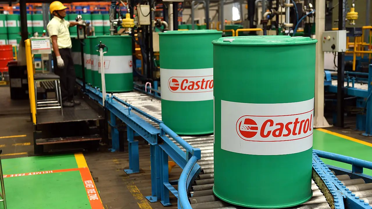 British Petroleum все же продаёт Castrol Всего с молотка уйдёт 65 производителя смазочных материалов Примерную стоимость компании на рынке оценивают в 10 млрд Сама BP купила Castrol в 2000 году за 4 7 млрд Покупателем станет Stonepeak американский инвестфонд Моторные масла Castrol выпускает с далёкого 1899 года причём с тех пор даже не проходила ребрендинг вся продукция выходит в красно бело зелёной цветовой гамме с начала XX века В компании работает порядка 5 5 тыс человек выручка около 2 млрд в год Продукция продается в 150 странах причём масла используются не только в автомобильной индустрии но и в промышленности и даже в авиакосмическом секторе Скорее всего Castrol станет не последней продажей британцев т к слабые финансовые результаты материнской компании во многом обусловлены инвестициями во всё подряд включая возобновляемую энергетику Если бы в BP просто добывали и продавали нефть годовой отчет выглядел бы куда лучше С апреля ходят слухи что British Petroleum может быть выкуплена другой крупной нефтегазовой компанией но конкретики пока нет В любом случае все 10 млрд пойдут на покрытие долгов компании которые превышают 26 млрд   Нефтебаза