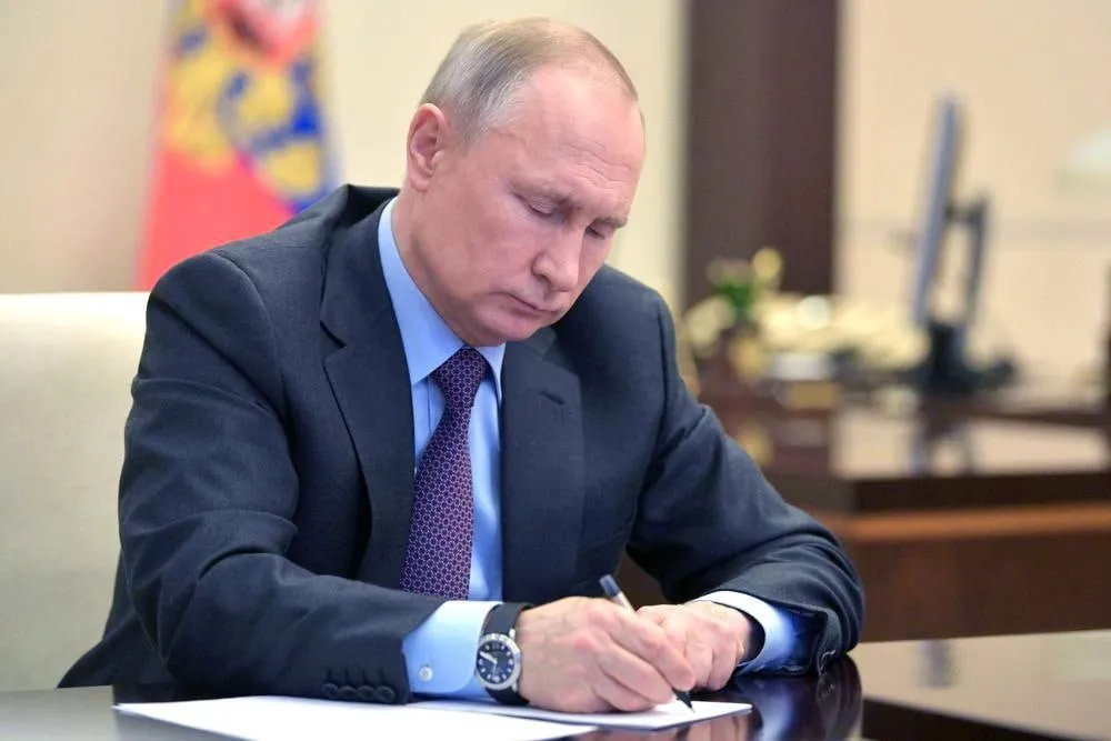 Президент России В В Путин направил приветственное послание участникам и гостям XVII Международного экономического форума Россия Исламский мир KazanForum 12 мая 2026 года   Приветствую участников и гостей XVII Международного экономического форума Россия Исламский мир KazanForum и ежегодного заседания Группы стратегического видения Россия Исламский мир В эти дни в Казани собрались российские и зарубежные политики и общественные деятели учёные и богословы бизнесмены и эксперты Вам предстоит обсудить ключевые вопросы экономической гуманитарной и духовной жизни поделиться опытом сотрудничества между Россией и исламскими государствами в основе которого общие ценности уважение к культурно цивилизационному многообразию настрой на диалог и партнёрство ради стабильного и успешного будущего В нашей стране веками живут представители разных религий и народов каждый из которых сохраняет свою уникальность и самобытность И символично что форум проходит именно в Республике Татарстан динамично растущем российском регионе где берегут традиции межнационального согласия Ислам это одна из мировых широко распространённых в России религий его исповедуют миллионы наших граждан которые вносят важный вклад в развитие отечественной экономики и науки культуры и социальной сферы   Мы стремимся углублять дружественные отношения со всеми исламскими государствами Активно взаимодействуем на внешнеполитической арене вместе реализуем перспективные проекты в энергетике промышленности информационных технологиях строительстве сельском хозяйстве финансах образовании медицине туризме и других областях В качестве наблюдателя Россия участвует в работе Организации исламского сотрудничества Гостеприимная Казань была названа этой организацией культурной столицей исламского мира в текущем году Желаю вам плодотворных дискуссий и успехов Уверен что проводимый форум будет как всегда результативным откроет новые горизонты для взаимовыгодных связей наших стран и народов ВЛАДИМИР ПУТИН