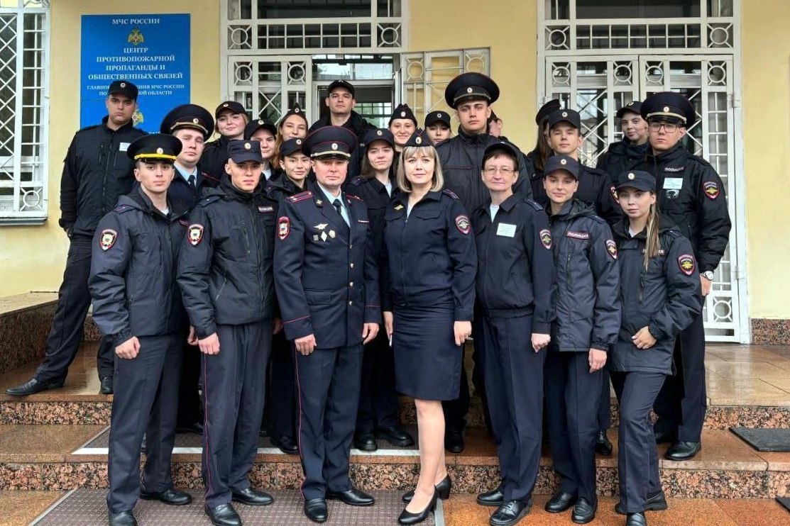 Безопасность - дело общее    Сотрудники полиции посетили Пожарно-техническую выставку Главного управления МЧС России по Челябинской области. В ходе экскурсии они:    узнали, с чего начиналась пожарная охрана;   увидели, как сегодня спасают людей и работают с техникой;   разобрали, почему при эвакуации дорога каждая секунда.  Особенно запомнилась история трагического пожара в селе Тюлюк в 1973 году. Она поведала, насколько опасна беспечность и как важны знания о безопасности.