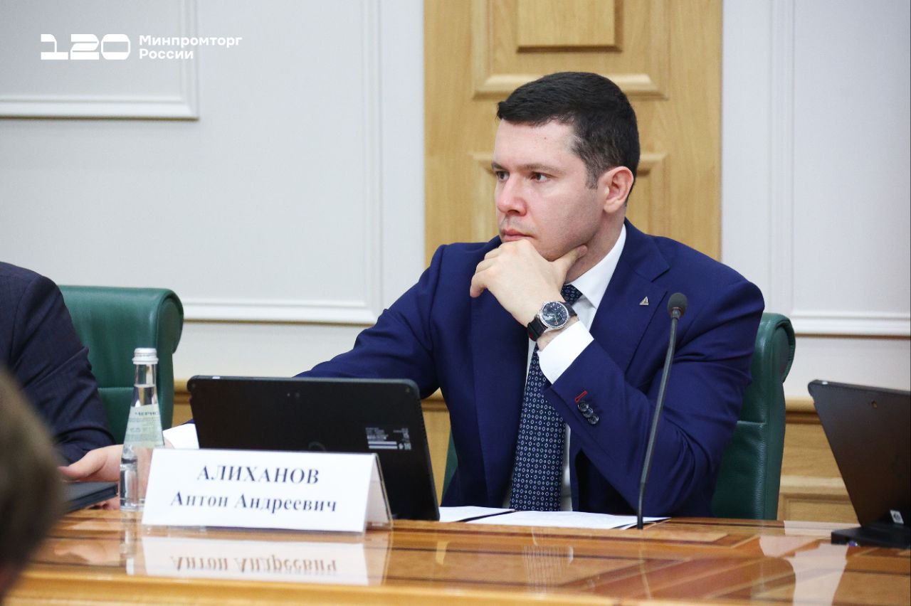 Состоялось заседание рабочей группы по развитию промкластера в Томской области  Заседание рабочей группы по вопросам развития промышленного кластера электроники и беспилотных технологий на территории Томской области провели первый зампредседателя СФ Андрей Яцкин и глава Минпромторга России Антон Алиханов.  Ключевые темы обсуждения:    расширение границ томской особой экономической зоны;   комбинирование мер господдержки для промпредприятий;   возможность введения экспериментального правового режима в сфере цифровых инноваций;   формирование механизма долгосрочных контрактов для обеспечения спроса на продукцию кластера;   кадровое обеспечение АПК с применением цифровых технологий, робототехники и ИИ.  «Наша общая задача – закончить работу над программой развития кластера, включая цели, задачи и ключевые показатели эффективности. Мы со своей стороны подтверждаем, что успеем аккредитовать кластер и сформировать пакет мер поддержки», — подчеркнул глава Минпромторга России Антон Алиханов.  #Антон_Алиханов #Томская_область