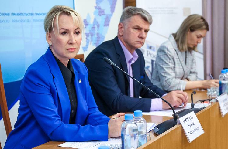  Новый подход к поддержке сотрудников: в Приморье разрабатывают демографический стандарт В регионе обсудили меры поддержки семей на предприятиях и пути решения кадрового дефицита. Ключевая тема встречи — внедрение корпоративного демографического стандарта, который включает четыре основных направления: • гибкий график; • помощь в значимые периоды жизни сотрудников; • доступ к медицине; • укрепление семейных ценностей на рабочем месте. Среди обсуждаемых мер — организация в компаниях детских комнат, спецподдержка беременных, вовлечение семей сотрудников в корпоративную жизнь. ⏺Как пояснил министр экономического развития Приморского края Андрей Блохин, каждая компания может адаптировать стандарт под свои возможности. Инициатива по внедрению демографического стандарта отвечает долгосрочным вызовам Приморья и соответствует со стратегиец семейной и демографической политики. Ее разработали по поручению Президента России Владимира Путина по нацпроекту «Семья».