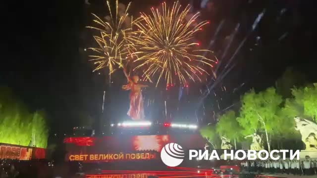 Волгоград отмечает День Победы с акцией 'Свет Великой Победы' и объявленным перемирием