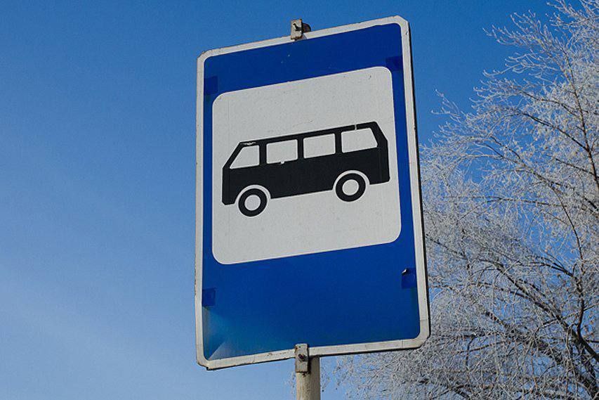 Перевозчики Хабаровска снова повышают цену проезда в автобусах С 12 мая проезд стал дороже по нескольким маршрутам хабаровского общественного транспорта. Однако это не последнее изменение стоимости билетов. С 15 мая до 60 рублей повысится стоимость проезда в автобусе №1С. С 17 мая 60 рублей будет стоить билет в автобусах №25-1, 14-1, 21-1, 24-1, 56-1. С 20 мая до 55 рублей вырастет тариф на маршруте №11-1, до 60 рублей - в автобусах №10, 40, 73. С 26 мая 60 рублей за билет попросят в маршруте №82-3. В троллейбусах и трамваях цена билета сохраняется на уровне 37 рублей или 40 рублей после 20.00 .