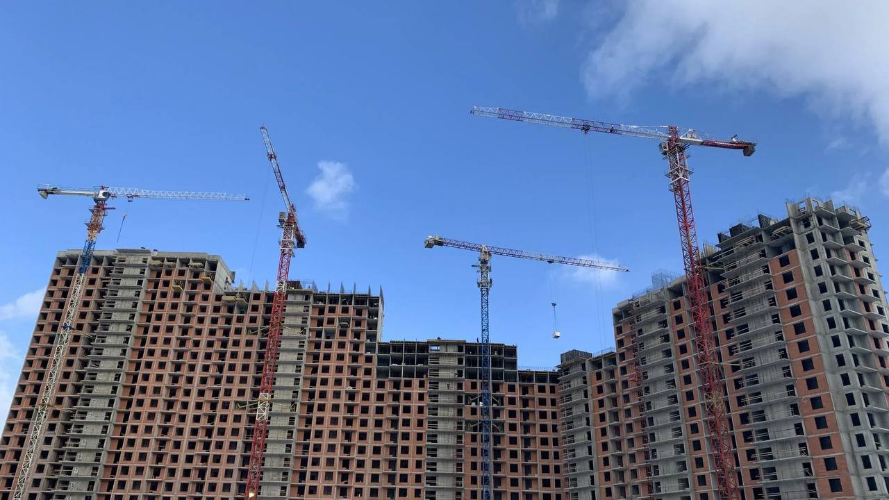 В Москве не осталось жилых долгостроев с обманутыми дольщиками Все проблемные новостройки достроены и введены в эксплуатацию глава Мосгосстройнадзора Антон Слободчиков Последними стали ЖК Академ палас на проспекте Вернадского и Квартал Триумфальный на Славянском бульваре Оба объекта исключены из реестра проблемных восстановлены права около 450 дольщиков