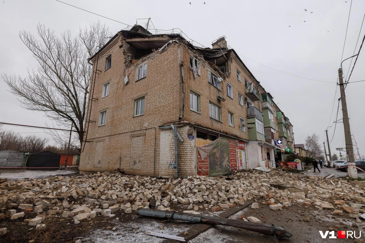 Пострадавшая от взрыва газа в Петров Вале 80 летняя пенсионерка скончалась в реанимации Камышинской ЦГБ Остальные члены семьи продолжают лечение в ожоговом центре Волгограда Из за ударной волны на лежачую женщину обрушился потолок собственной квартиры За ее жизнь врачи боролись четыре дня Известно что в прошлом погибшая работала воспитательницей в одном из детский садов Петров Вала