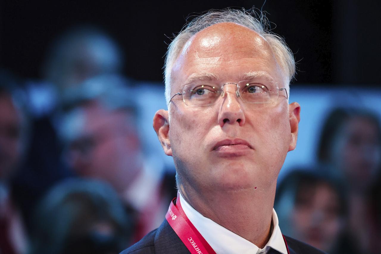 Глава РФПИ подаст в суд на The Washington Post Гендиректор Российского фонда прямых инвестиций и спецпредставитель президента Кирилл Дмитриев подаст иск против The Washington Post Поводом стало повторное использование газетой недостоверных цитат приписанных ему Мы подадим заявление в суд Мы дали им достаточно времени для исправления так и не исправили написал Дмитриев в Х В октябре WP опубликовала материал о звонке Путина Трампу приписав Дмитриеву фразу Путин снова всех переиграл Позже издание внесло правки однако по словам Дмитриева снова исказило его слова Читайте Газету Ru в MAX Участвуйте в розыгрыше