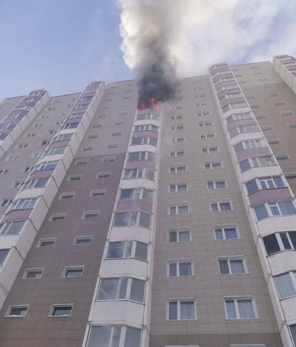 Сегодня в ХМАО загорелось сразу два многоквартирных дома.  ⏺В Сургуте загорелся балкон на 13 этаже в жилом доме по улице Крылова. Задымление наблюдали с 12 по 18 этаж высотки.   Пожарные эвакуировали 65 жильцов, среди которых оказались 33 ребенка. Еще 5 человек спасли, никто не пострадал.  ⏺Другой многоквартирный дом вспыхнул в городе Советский. В 07:47 огнеборцам поступил сигнал о том, что горит квартира на улице Мичурина.   Из густого задымления вывели 5 человек, среди которых женщина и ребёнок. В пожаре пострадала одна из югорчанок, ее забрала скорая помощь.