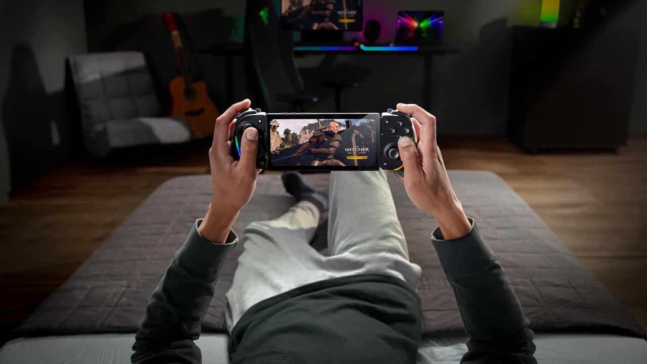 Razer запустила сервис для стриминга ПК-игр на iOS и Android PC Remote Play совместим с iPhone, iPad и Android-устройствами. Для его использования понадобятся приложения Razer Cortex на ПК и PC Remote Play и Razer Nexus на мобильном устройстве. Сервис может транслировать игры из Steam, Epic Games и PC Game Pass. Для управления поддерживаются сторонние геймпады. rozetked.me/news/38672