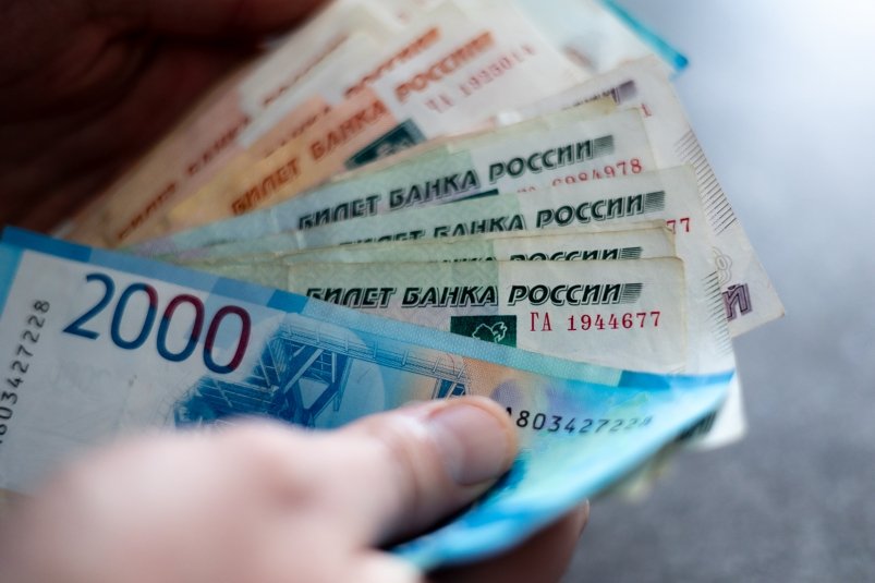 В Комсомольске закрыли организацию незаконно предоставлявшую кредиты населению Под видом комиссионных магазинов организация предоставляла гражданам потребительские кредиты Ее сотрудники выдавали комсомольчанам займы под залог движимого имущества бытовой техники сотовых телефонов Деятельность организации проверила прокуратура города В адрес предпринимателя внесено представление об устранении нарушений ему также назначили штраф в размере 180 000 рублей Будь в курсе событий везде ОК VK MAX
