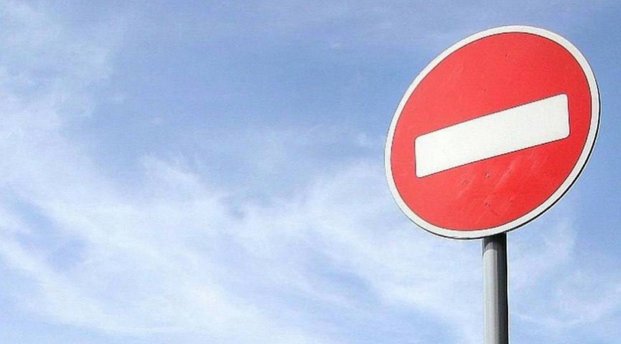 В ночь с 3 на 4 февраля в Новороссийске будет перекрыто движение транспорта Список адресов указан в постановлении администрации муниципального образования 112 от 21 01 2026 Согласно постановлению 3 февраля 2026 года с 15 00 до 21 00 будет ограничено движение всех видов транспорта за исключением общественного по следующим адресам пр Ленина на участке от ул Исаева до ул Молодежной ул Черняховского на участке от ул Дзержинского до пр Ленина ул Героев Десантников на участке от проезда к СОШ 10 до пр Ленина ул Пионерской на участке от проезда к СОШ 10 до пр Ленина С 21 00 3 февраля до 02 00 4 февраля будет перекрыто движение всех видов транспорта на следующих участках пр Ленина на участке от ул Исаева до ул Молодежной ул Черняховского на участке от ул Дзержинского дою пр Ленина ул Героев Десантников на участке от проезда к СОШ 10 до пр Ленина ул Пионерской на участке от проезда к СОШ 10 до пр Ленина Новороссийцев просят планировать маршруты поездок с учетом данной информации Пресс служба администрации Новороссийска