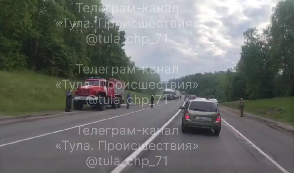 Под Тулой погиб сотрудник МЧС при работе на месте ДТП 31 мая в 23.45 на 172 км автодороги М-2 «Крым» под Тулой водитель «ГАЗа» выехал на встречку и столкнулся с грузовиком Sitrak. Пострадавшего водителя госпитализировали. Позже на этом же месте водитель Chevrolet сбил сотрудника МЧС, который ликвидировал последствия аварии. Спасатель погиб на месте. Все обстоятельства выясняются сотрудниками Госавтоинспекции. Проголосовать за канал: голос! Тула. Происшествия Наш ВКонтакте Прислать новость: