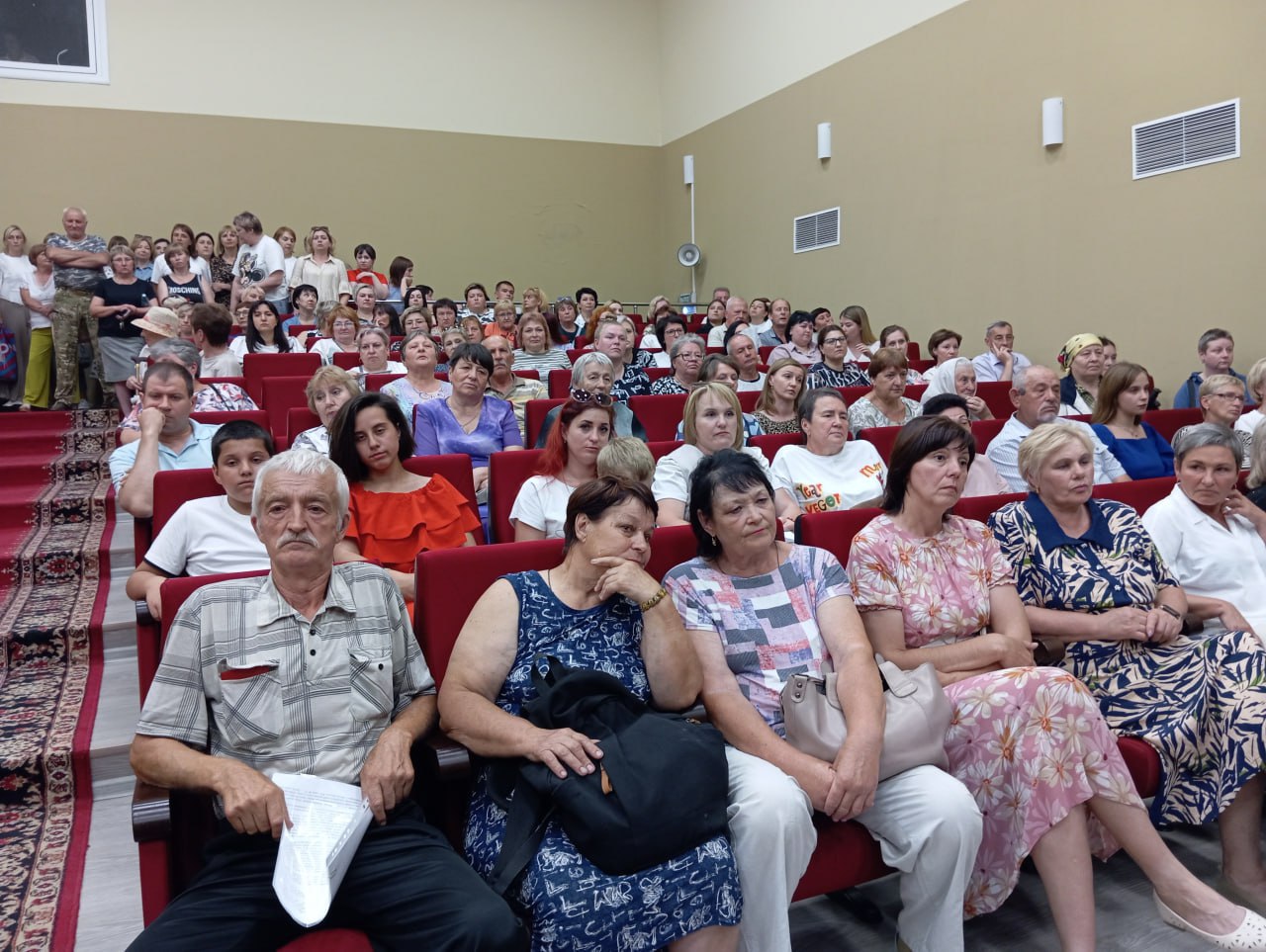 Курчатовцы пожаловались главе региона на недострой  В ходе рабочей поездки Александр Хинштейн встретился с жителями в поселке Карла Либкнехта. В зале Дома культуры не было свободных мест.  Люди пожаловались на неудовлетворительное состояние канализации, тротуаров и дорог, нерегулярный покос травы, нехватку общественных мест отдыха и проблемы с отоплением.  Не меньше местных жителей беспокоит и недострой, который «красуется» в самом центре поселка с самой «перестройки» – по нему любят лазить дети, а это, конечно же, небезопасно.  - У здания есть собственник, мы сейчас рассматриваем вопрос дальнейшей судьбы объекта уже в судебном порядке, - пояснили представители районной прокуратуры.  Фото: РИА «Курск»
