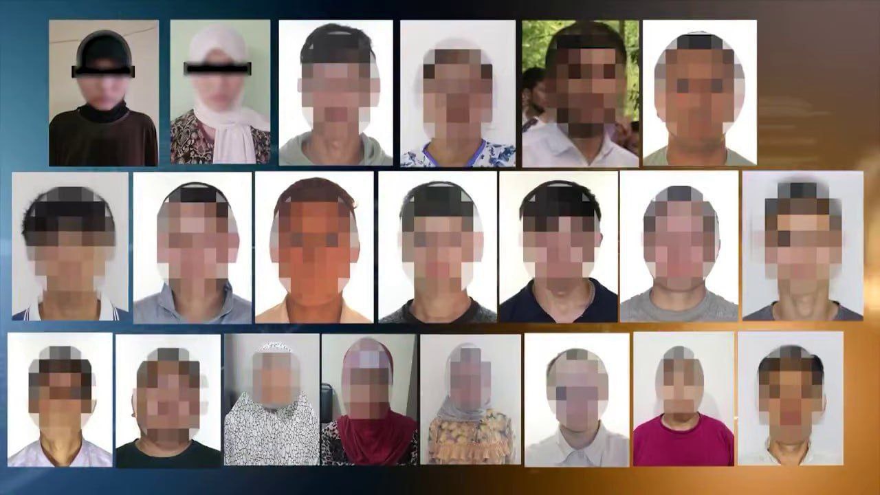 Более 20 девушек и юношей задержали в Узбекистане за пропаганду терроризма и связи с Исламским государством Лидер джамоата и его последователи создавали закрытые каналы в Telegram и распространял видеоматериалы и тексты с призывами к джихаду сценами насилия и свержению государственного строя Под его влиянием участники группировки планировали эмигрировать в очаги боевых действий и вовлекали в это родственников и соседей Сообщается что двое из них тайно вступили в брак и планировали не уведомив родителей совершить хиджру в регионы где ведутся боевые действия